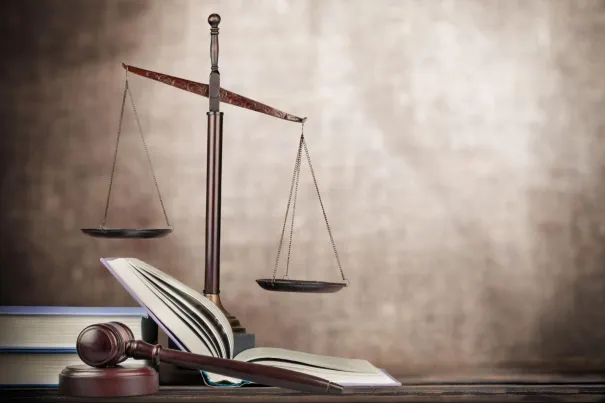 Legal and Ethical Training for Security Guards – Guard Training Compliance Scales of justice, law books, and a judge's gavel symbolizing the legal knowledge required for security guard training.